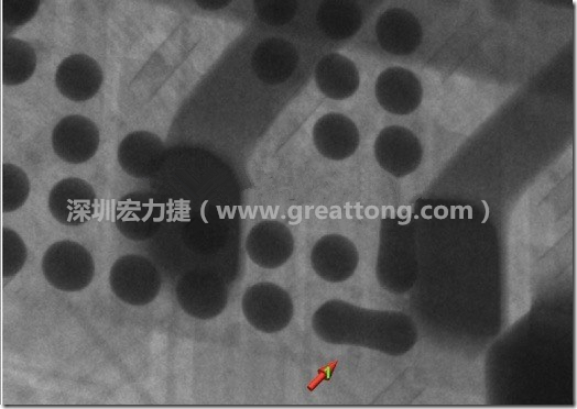 BGA因為焊墊變小，造成錫膏過多而最終形成焊接短路的結果。