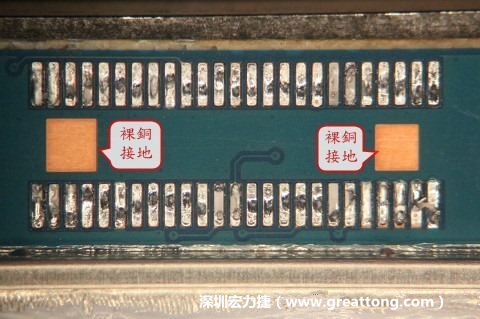 把板對(duì)板連接器全部移除，發(fā)現(xiàn)其下方板子共有兩個(gè)裸銅的方形設(shè)計(jì)。