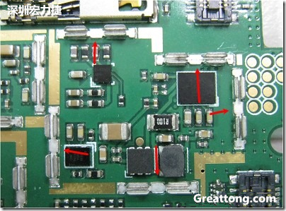 圖中顯示一塊電路板使用這種屏蔽夾(shielding clip)的實例。基本上我們在彎角的地方都設計擺放了一個屏蔽夾，這樣可以讓作業員比較方便安裝屏蔽罩(shielding can)時的對位準確。然后在其他沒有屏蔽夾的地方也設計了一些接地的布線，一來可以稍微提升屏蔽罩的電磁隔絕能力，另一方面也可以為屏蔽夾無效時，馬上可以更改為屏蔽框，而無需要重新設計電路板。