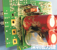 元件選擇不當(dāng)導(dǎo)致大量電流或電壓流經(jīng)電路，將會發(fā)生像這個燒融電容器的損壞情形。